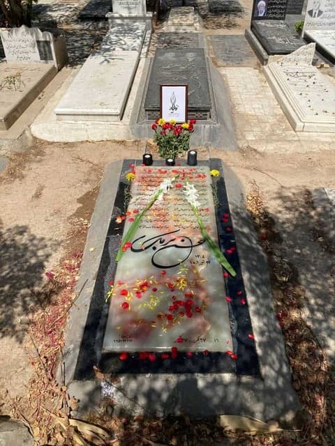 دیدار انجام‌شده — مزار تمیز با شمع روشن
